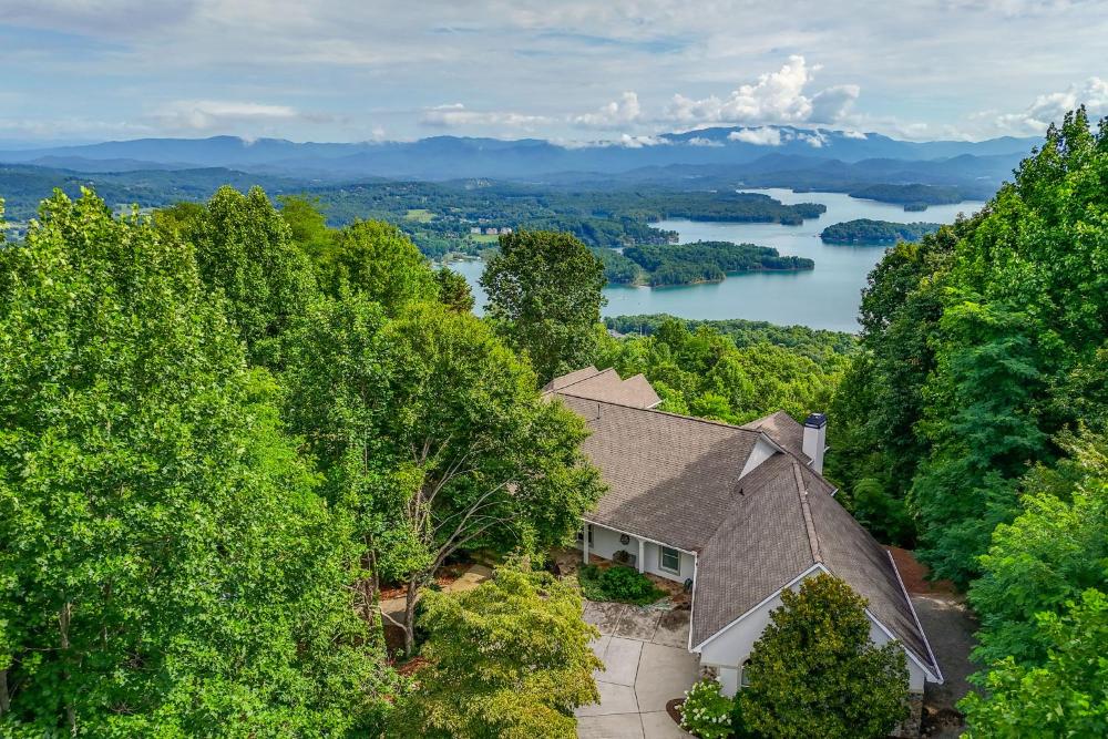 Million-Dollar Views and Patio Hiawassee Hideaway